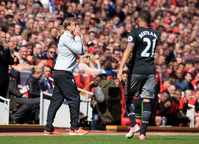 滑手扮关公成都街头玩滑板