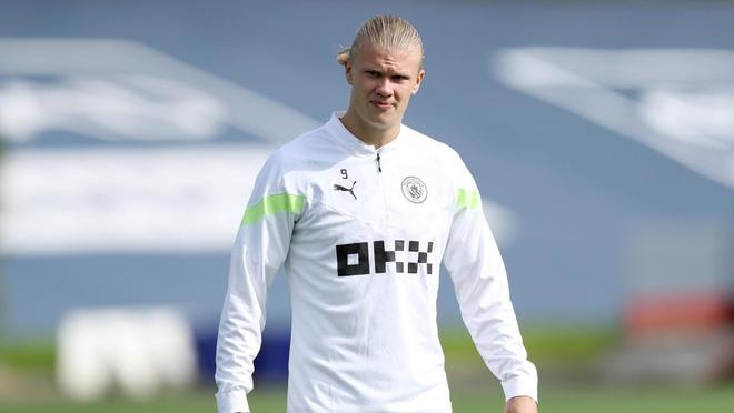 前利物浦后卫马蒂普退役后首亮相，现身沙尔克04广告