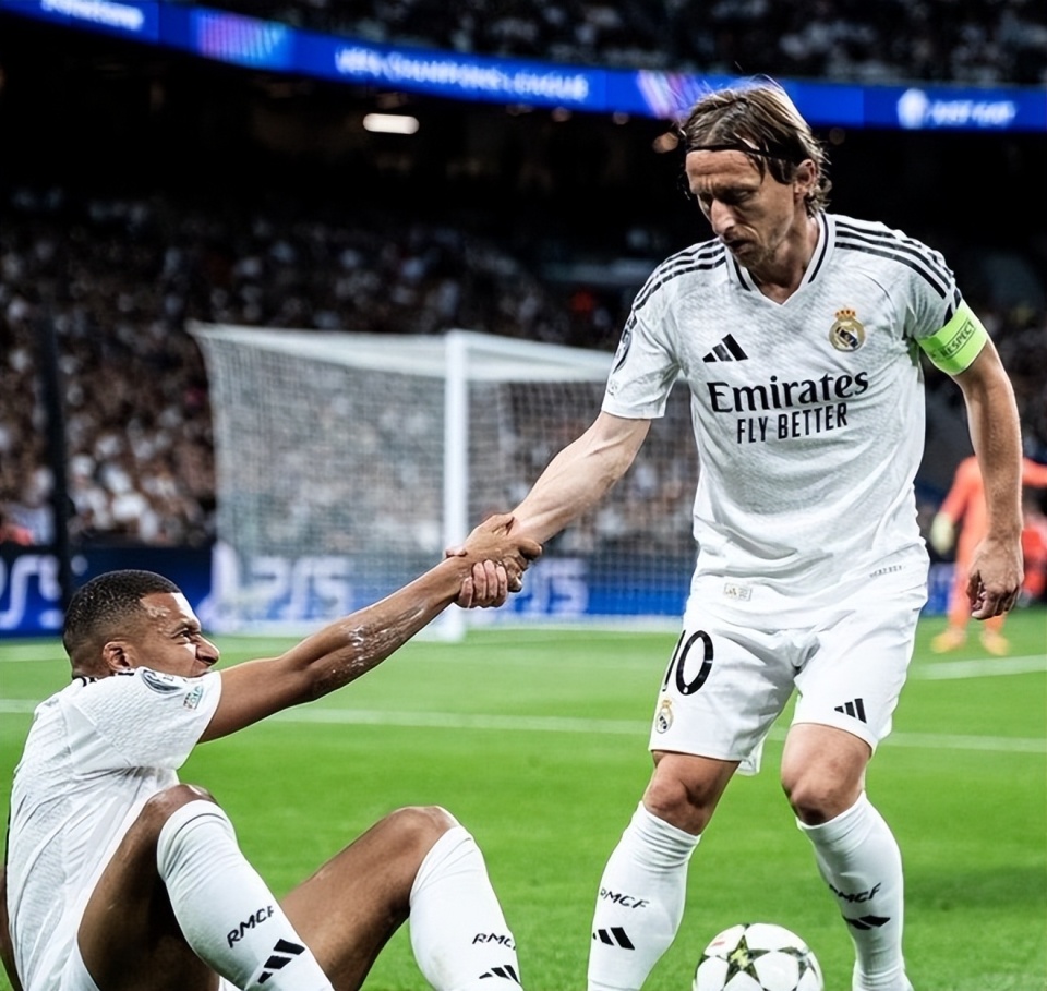 U22国足力克韩国U22，球迷在球员谢场时高喊“雄起”