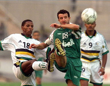 篮球篮网主力中锋脚踝扭伤，伤势待评估